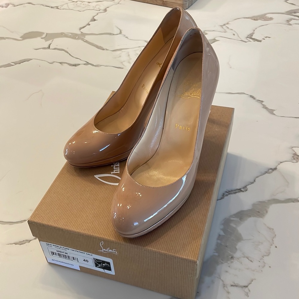 Christian Louboutin Size 40 Nude Patent Pump